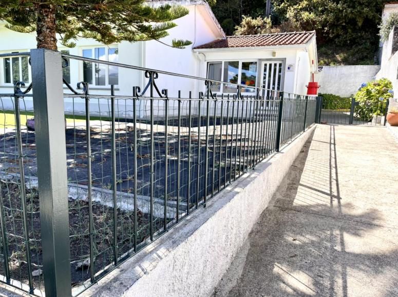 Gradeamento e corrim&atilde;o da Escola EB1 de Vilarelho