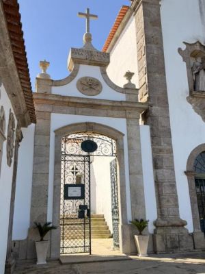 Novos vasos com plantas nos cemit&eacute;rios de Caminha e Vilarelho