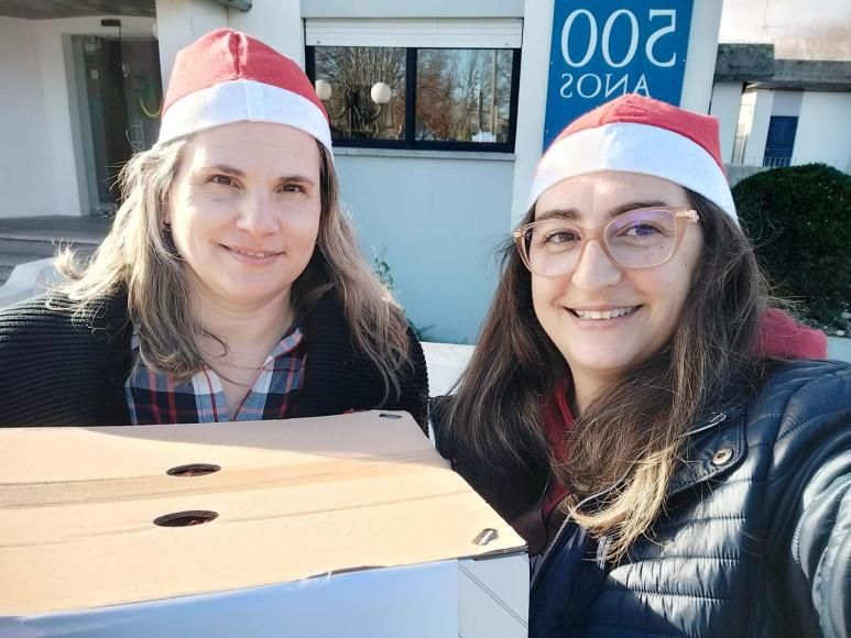 JUNTA DE FREGUESIA ENCANTA CRIAN&Ccedil;AS AO DISTRIBUIR CHOCOLATES NAS ESCOLAS E INFANT&Aacute;RIOS 